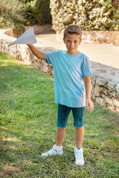 Foto de volledige lengte van de jongen die op het veld staat