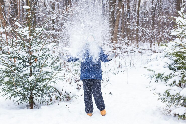 Foto de volledige lengte van de persoon die op sneeuwbedekt land staat