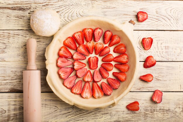 De voorbereiding van de aardbeienpastei op houten lijst