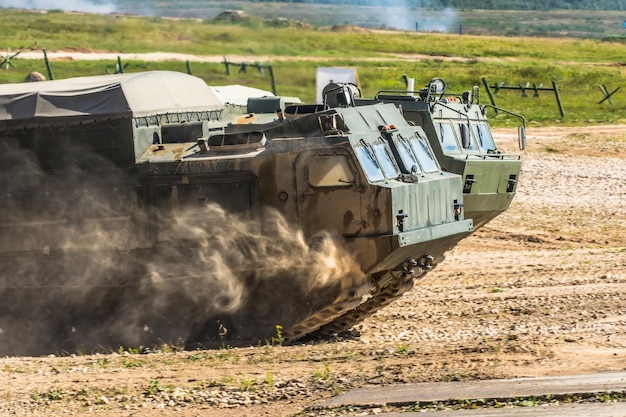 De voorkant van de tank rijdt door het stof