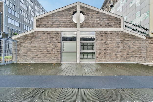 Foto de voorkant van een bakstenen gebouw met glazen deuren