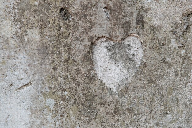 De vorm van een hart op een oude betonnen muur