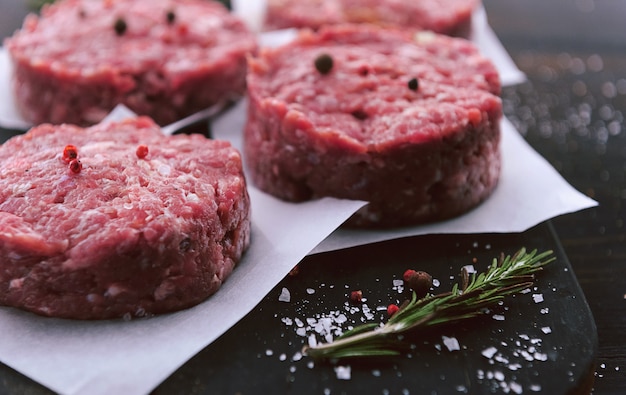 De vorming van rundergehakt voor het grillen van hamburgers