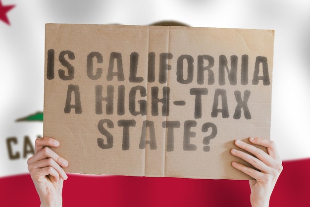 De vraag Is Californië een staat met hoge belastingen staat op een spandoek in mannenhanden met een wazige Californische vlag op de achtergrond Kosten Budget Crisis Besluit Inkomsten Vrijheid Rente Inkomsten
