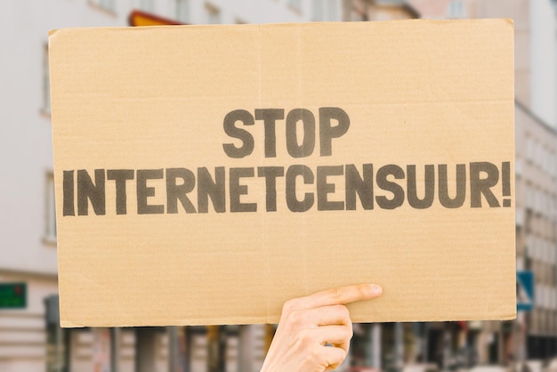 Foto de vraag stop online censuur op een spandoek in handen van mannen met onscherpe achtergrond stilte verordening mensenrechten vrijheid vrijheid van meningsuiting internet netwerkschending