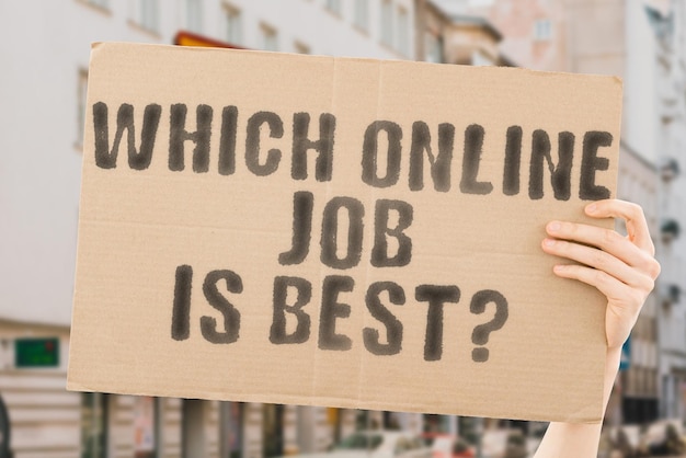 De vraag Welke online baan het beste is, staat op een banner in mannenhanden met onscherpe achtergrond Verkooptest Website Ranking Office Assistant Inhuren Idee Internet Laptop Digitale keuze