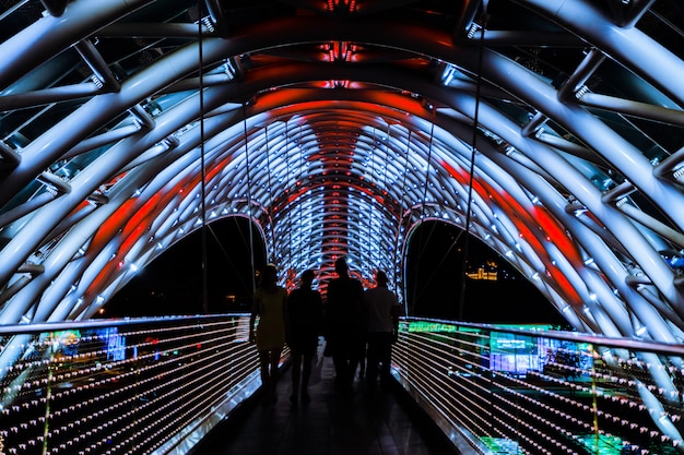 De vredesbrug bij nacht schoot met lange blootstellingstechniek, Tbilisi, Georgië.