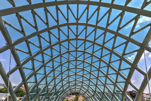 De Vredesbrug in Tbilisi een voetgangersbrug over de rivier de Mtkvari in Tbilisi Georgië