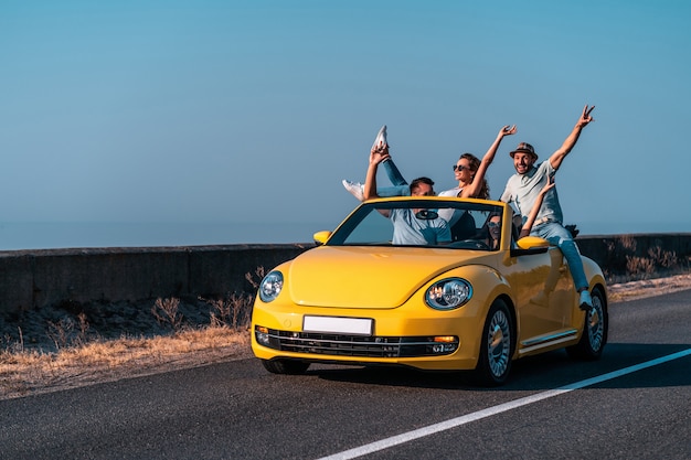 De vrienden reizen per cabriolet