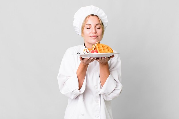 De vrij Kaukasische vrouw die van de restaurantchef-kok wafels kookt