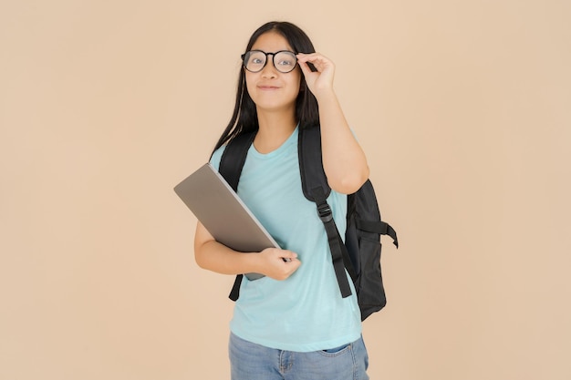 De vrolijke Aziatische studente draagt een bril en heeft een tablet in haar hand