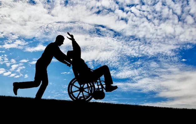 De vrolijke tijd wordt doorgebracht door een gehandicapte man in een rolstoel en zijn vriend. Concept van vrije tijd voor mensen met een handicap