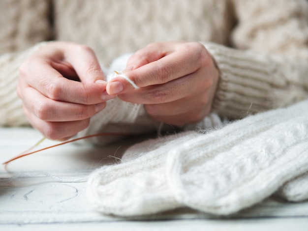 De vrouw breit close-up van de winter de warme kleren