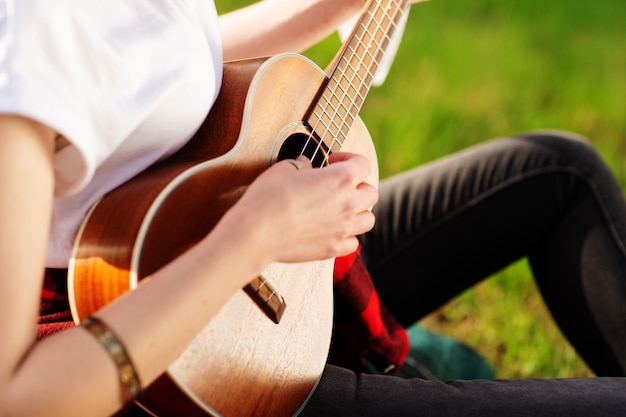 De vrouw die gitaar speelt