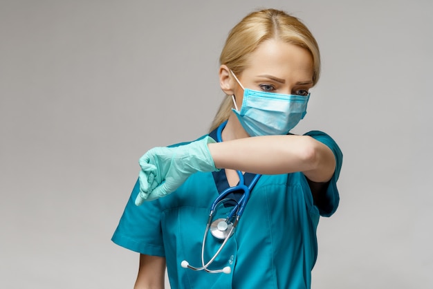 De vrouw die van de medische artsenverpleegster beschermend masker en rubber of latexhandschoenen dragen - hoest