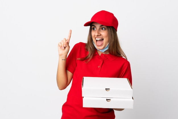 De vrouw die van de pizzakoerier een pizza houdt