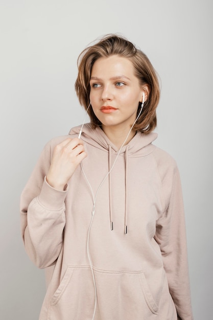 Foto de vrouw die van het portret hoodie draagt