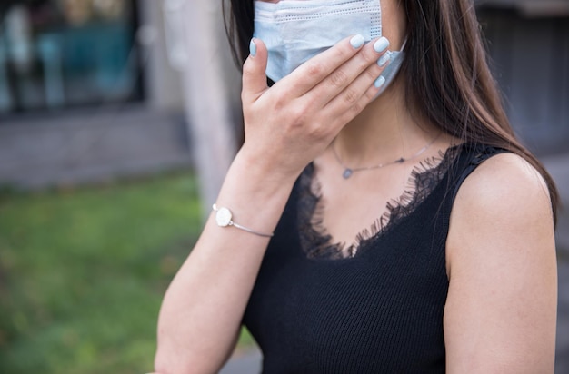 De vrouw dient gezichtsmasker in