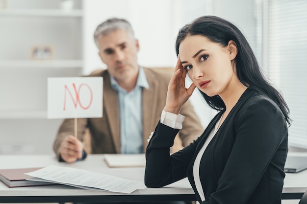 De vrouw en man interviewen op kantoor