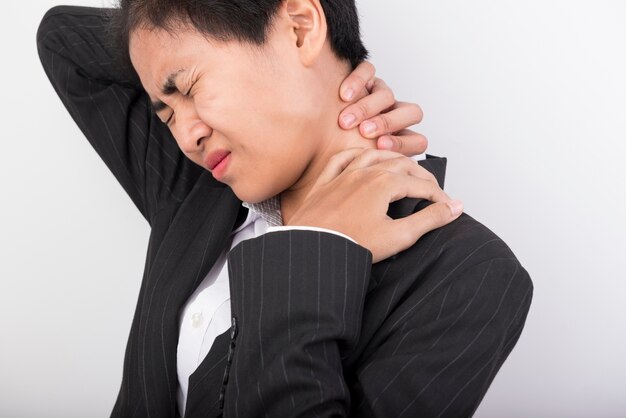 De vrouw gebruikte het handvat in haar nek met pijn.