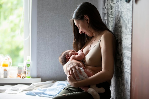 Foto de vrouw geeft de baby borstvoeding borstvoeding