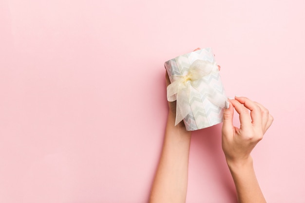 De vrouw geeft de giftdoos van Valentine