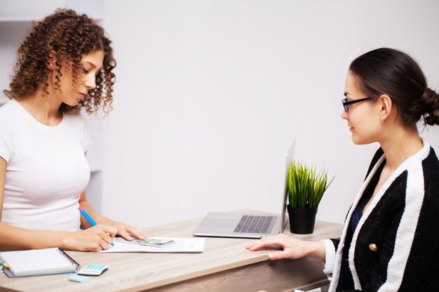 De vrouw geeft steekpenningen aan de envelop voor een succesvolle oplossing