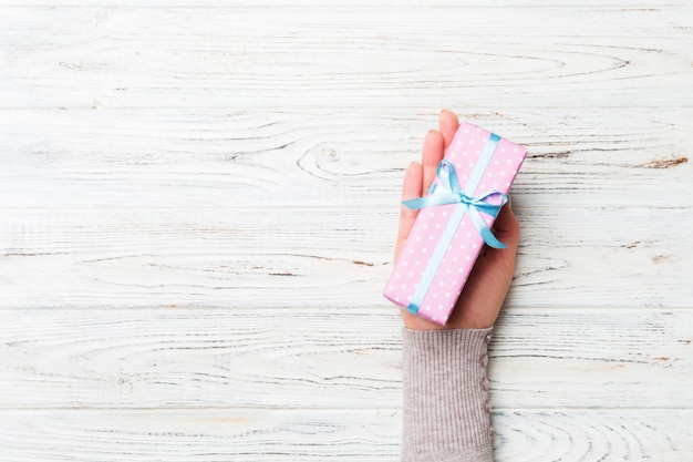 De vrouw geeft verpakt Kerstmis met de hand gemaakt heden