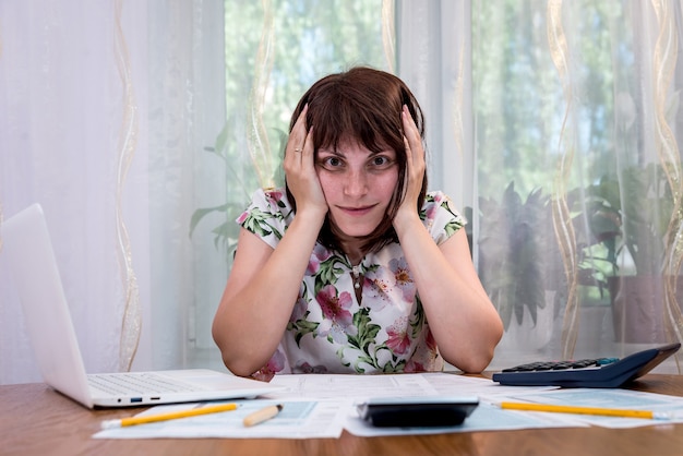 De vrouw heeft hulp nodig bij het invullen van het 1040-formulier