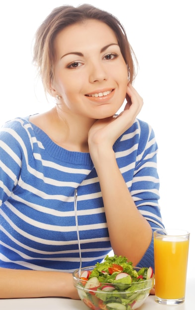 De vrouw heeft ontbijtsalade van verse groenten