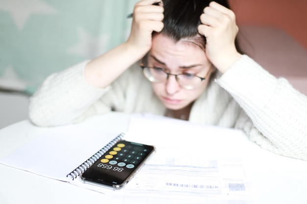 De vrouw heeft veel schulden voor rekeningen Krediettelling Moeilijke financiële situatie