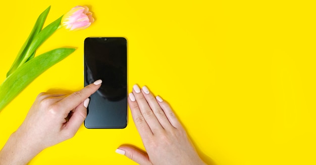 De vrouw houdt de telefoon in haar hand