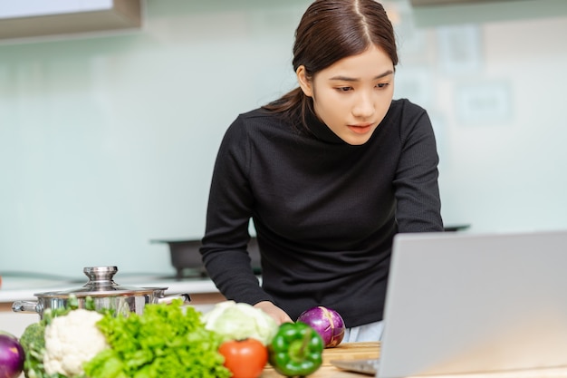 De vrouw leert thuis zelf koken