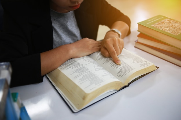 De vrouw leest de Bijbel in de werken.