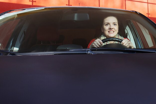 De vrouw met angst rijdt in een auto