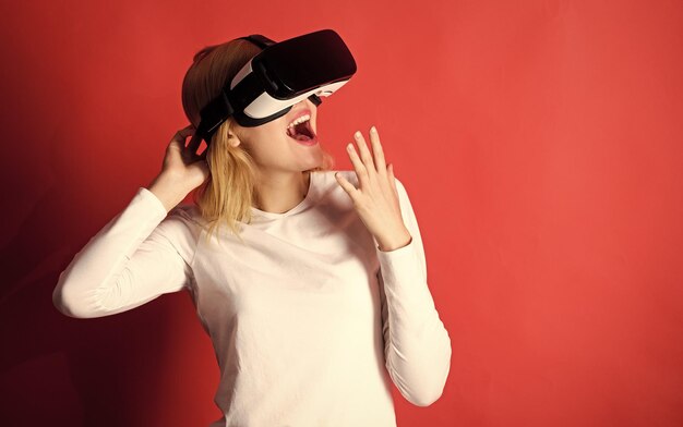 De vrouw met een bril van virtual reality Vrouw geniet van cyberplezier in vr Vrouw gebruikt
