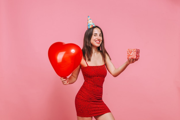 De vrouw met een cadeau. Roze muur