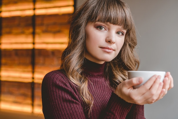 De vrouw met een kopje in het restaurant