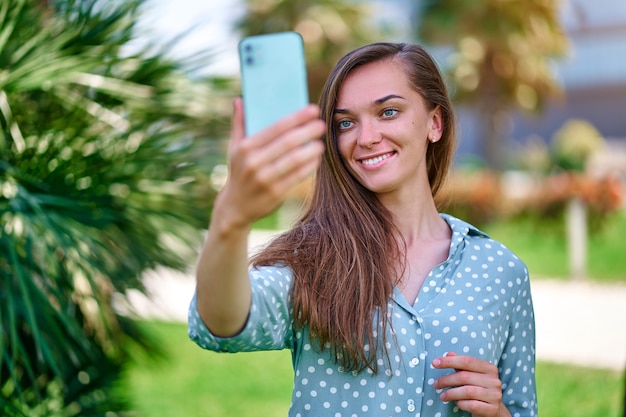 De vrouw neemt in openlucht een selfiefoto op smartphone