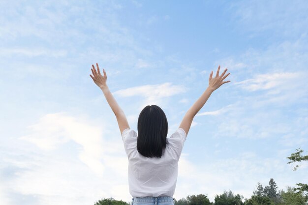 De vrouw ontspant en toont haar hand in de lucht reis concept