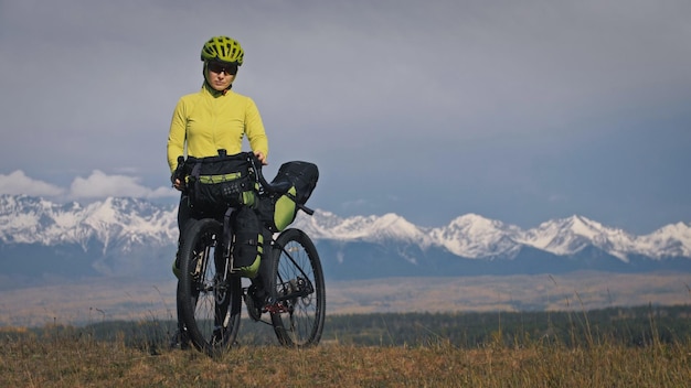 De vrouw reist op gemengd terrein fietstochten met bikepacking De reiziger reis met fietstassen Sporttoerisme bikepacking