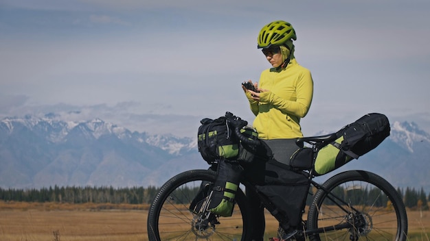 De vrouw reist op gemengd terrein fietstochten met bikepacking