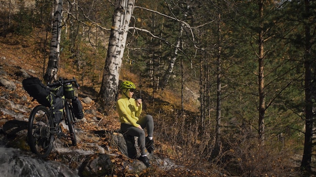 De vrouw reist op gemengd terrein fietstochten met bikepacking