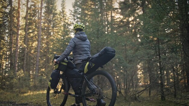 De vrouw reist op gemengd terrein fietstochten met bikepacking