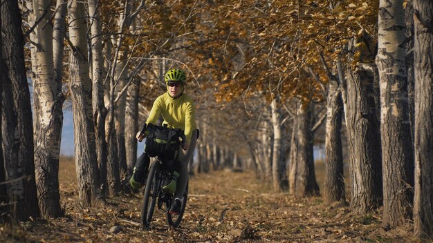 De vrouw reist op gemengd terrein fietstochten met bikepacking