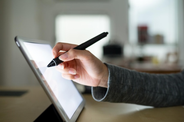 De vrouw schrijft op digitale tabletpc