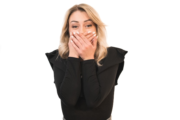 Foto de vrouw sluit de mond op de witte achtergrond