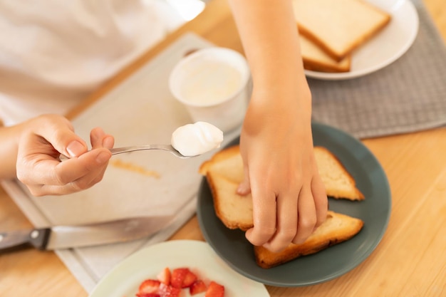 De vrouw sneed de gekookte sneetjes brood in driehoeken