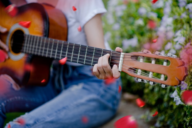 De vrouw speelt graag gitaar.