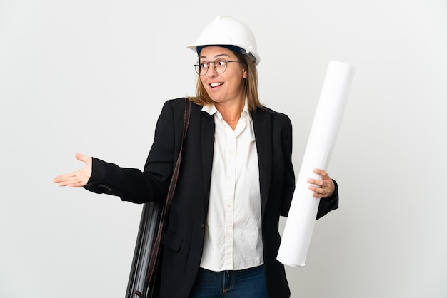 De vrouw van de middelbare leeftijdsarchitect met helm en geïsoleerdet blauwdrukken